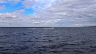 Göl Lovozero tekne gezisine. Kola Yarımadası. Rusya.