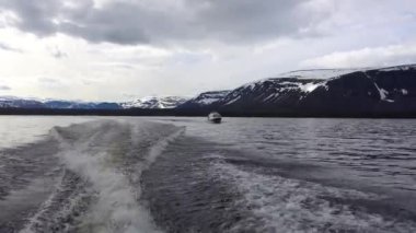 Göl Lovozero tekne gezisine. Kola Yarımadası. Rusya.