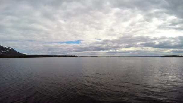 Rejs łodzią po jeziorze Lovozero. Półwysep Kolski. Rosja. — Wideo stockowe
