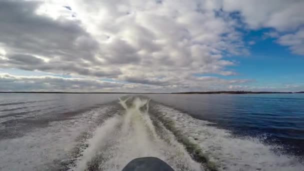 Båttur på sjön Lovozero. Kolahalvön. Ryssland. — Stockvideo