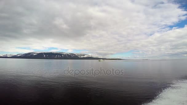 Boottocht op lake Lovozero. Kola-schiereiland. Rusland. — Stockvideo