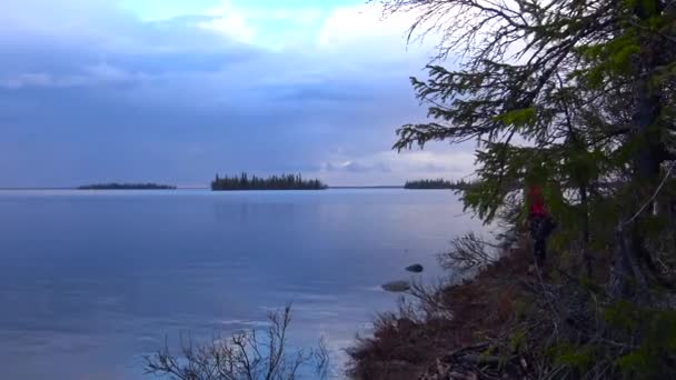 Am Ufer des Lovozero-Sees. kola Halbinsel. Russland. — Stockvideo