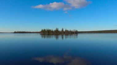Göl Lovozero tekne gezisine. Kola Yarımadası. Rusya.