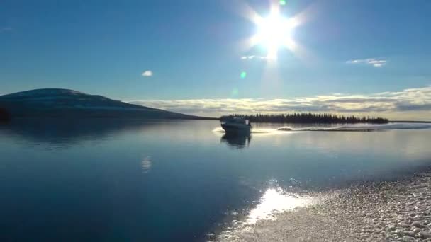 Boottocht op lake Lovozero. Kola-schiereiland. Rusland. — Stockvideo