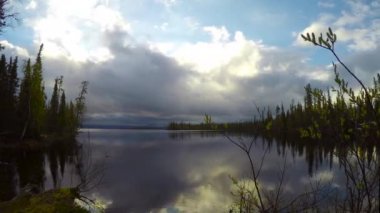  Göl Lovozero kıyısında. Kola Yarımadası. Rusya.