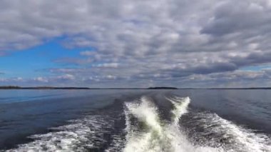 Göl Lovozero tekne gezisine. Kola Yarımadası. Rusya.