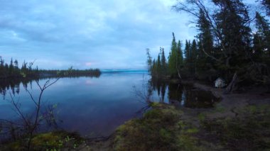  Göl Lovozero kıyısında. Kola Yarımadası. Rusya.