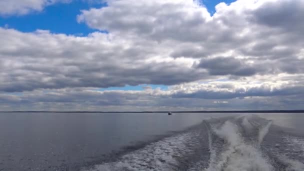 Excursion en bateau sur le lac Lovozero. Péninsule de Kola. Russie .