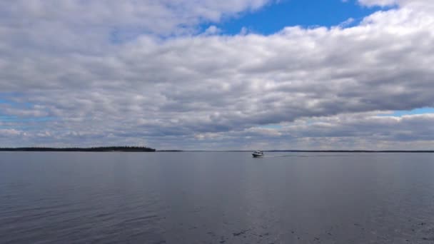 Båttur på sjön Lovozero. Kolahalvön. Ryssland. — Stockvideo