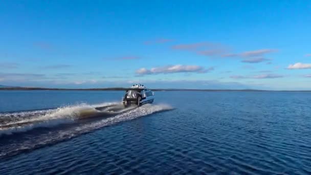 Gita in barca sul lago Lovozero. Penisola di Kola. Russia . — Video Stock