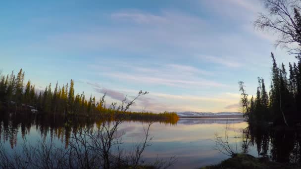 Sur la rive du lac Lovozero. Péninsule de Kola. Russie . — Video