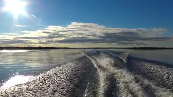 Perahu perjalanan di danau Lovozero. Semenanjung Kola. Rusia . — Stok Video