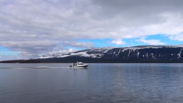 Passeio de barco no lago Lovozero. Península de Kola. Rússia . — Vídeo de Stock