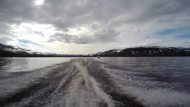 湖 Lovozero のボートの旅。コラ半島。ロシア. — ストック動画