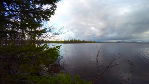 Am Ufer des Lovozero-Sees. kola Halbinsel. Russland. — Stockvideo