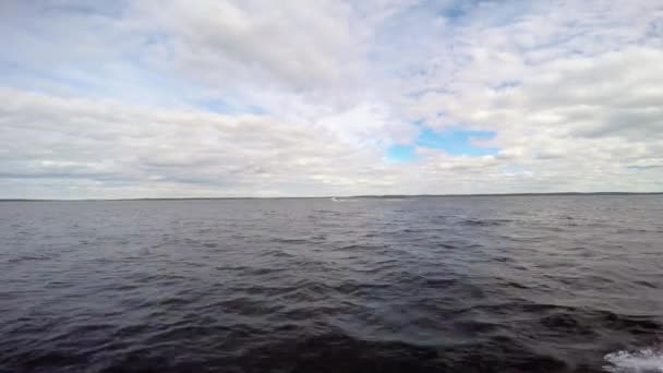 Boottocht op lake Lovozero. Kola-schiereiland. Rusland. — Stockvideo