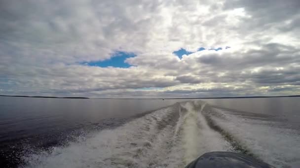 Båttur på sjön Lovozero. Kolahalvön. Ryssland. — Stockvideo