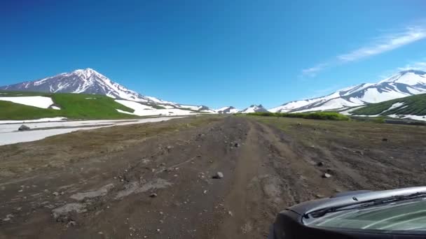 Viagem para a Península de Kamchatka. Vale de Koryaksky e vulcões de Avachinsky . — Vídeo de Stock