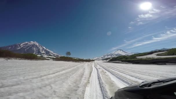 Reis naar het Russische schiereiland Kamtsjatka. Vallei van Sopka en Avatsjinskaja Sopka vulkanen. — Stockvideo
