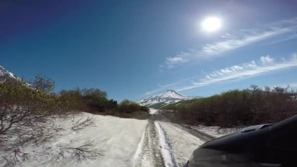 Viagem para a Península de Kamchatka. Vale de Koryaksky e vulcões de Avachinsky . — Vídeo de Stock