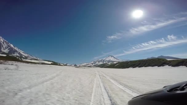 Reise zur Halbinsel Kamtschatka. Tal der korjakischen und awatschinski Vulkane. — Stockvideo