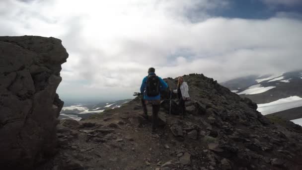 Viaje a la península de Kamchatka. Valle de los volcanes Koryaksky y Avachinsky . — Vídeo de stock