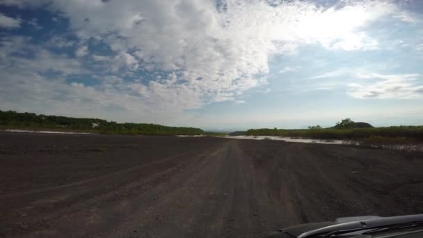 Reis naar het Russische schiereiland Kamtsjatka. Vallei van Sopka en Avatsjinskaja Sopka vulkanen. — Stockvideo