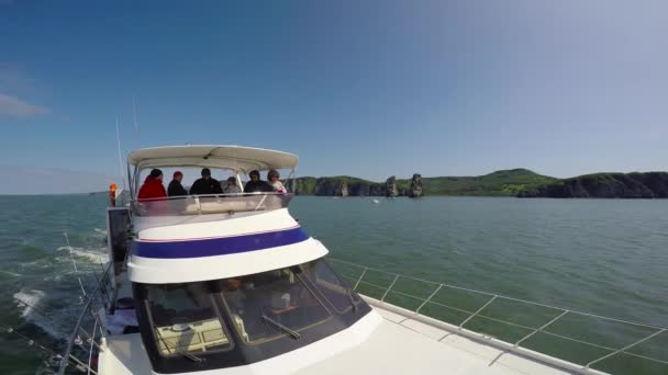 Viaje a Sea Safari desde la península de Kamchatka. Rusia . — Vídeos de Stock