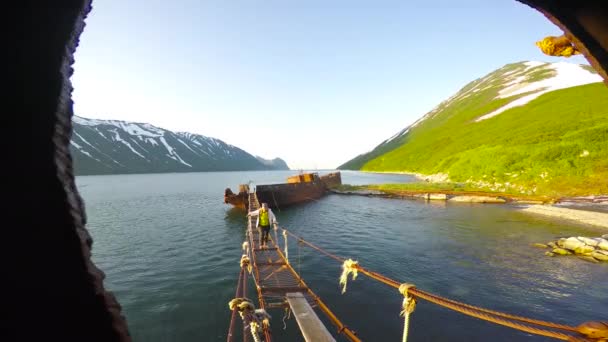 Mare Safari viaggio dalla penisola di Kamchatka. Cimitero delle navi . — Video Stock