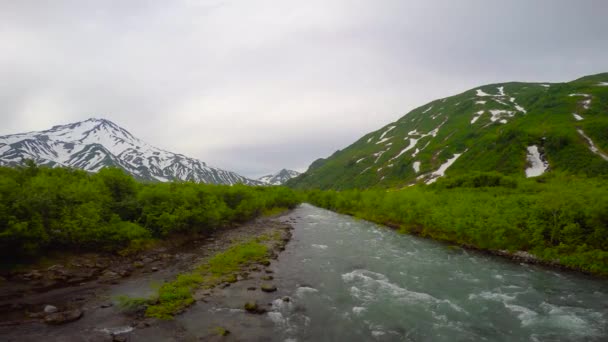 Viaggio nella penisola di Kamchatka. La zona circostante del vulcano Vilyuchinsky . — Video Stock