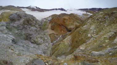 Kamçatka Yarımadası yolculuk. Çevresi Mutnovsky yanardağ.