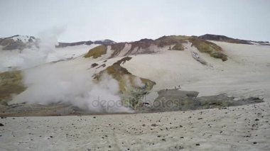Kamçatka Yarımadası yolculuk. Çevresi Mutnovsky yanardağ.