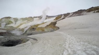 Kamçatka Yarımadası yolculuk. Çevresi Mutnovsky yanardağ.