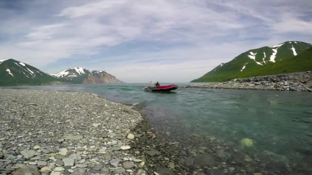 Viaje Sea Safari desde la Península de Kamchatka. La desembocadura del río Alerce . — Vídeos de Stock