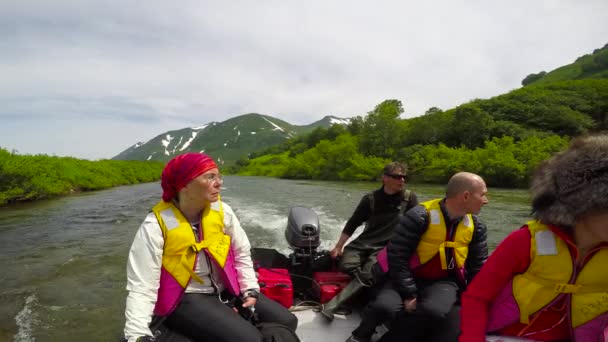 Sea Safari viagem a partir do Kamchatka Peninsula.A foz do rio Larch . — Vídeo de Stock