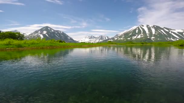 Safari en mer au départ de la péninsule du Kamchatka. L'embouchure de la rivière March . — Video