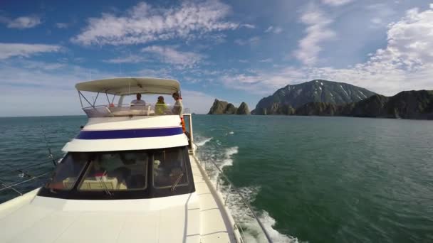 Safari en mer depuis la péninsule du Kamchatka. Russie . — Video