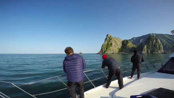 Tenger szafari utazás a Kamcsatka Peninsula.Successful halászati. — Stock videók