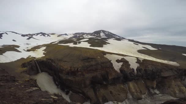 Reis naar het Russische schiereiland Kamtsjatka. Canyon en waterval bedreiging. — Stockvideo