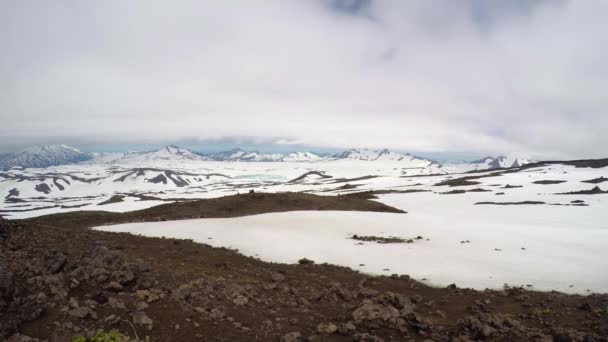 Viagem para a Península de Kamchatka. A área circundante do vulcão Gorely — Vídeo de Stock