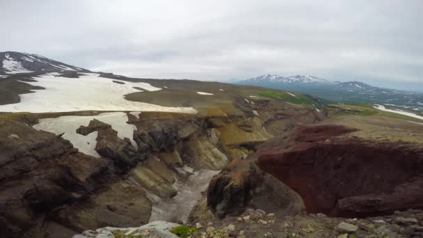 Viaje a la península de Kamchatka. Vuelo en helicóptero sobre el cañón y la cascada Amenaza . — Vídeo de stock