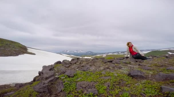 旱獭。堪察加半岛之旅。Vilyuchinsky 火山周边地区. — 图库视频影像