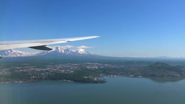 カムチャッカ半島への旅。ペトロパブロフスク ・ カムチャツキーで旅客機の着陸。ロシア. — ストック動画