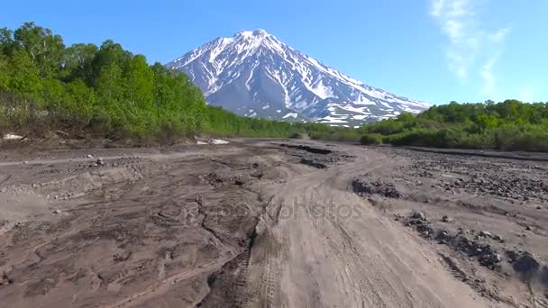 Resan till Kamtjatka. Dalen av Koryaksky och Avachinsky vulkaner. Ryssland. — Stockvideo