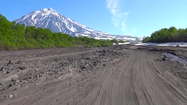 Viagem para a Península de Kamchatka. Vale de Koryaksky e vulcões de Avachinsky. Rússia . — Vídeo de Stock