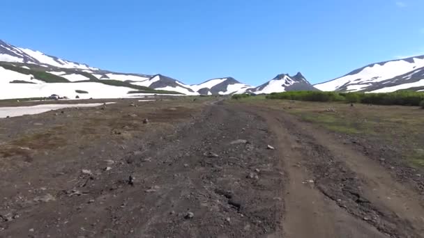 Viaggio nella penisola di Kamchatka. Valle di vulcani Koryaksky e Avachinsky. Russia . — Video Stock