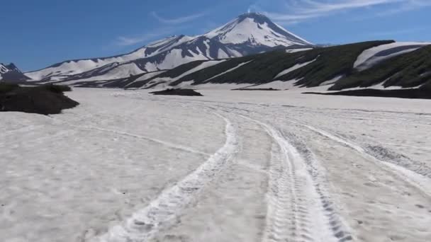 Viaggio nella penisola di Kamchatka. Valle di vulcani Koryaksky e Avachinsky. Russia . — Video Stock