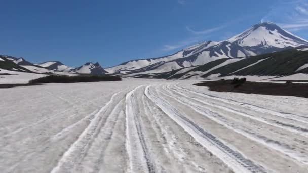 Voyage à la péninsule du Kamchatka. Vallée des volcans Koryaksky et Avachinsky. Russie . — Video