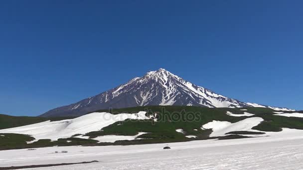 Reis naar het Russische schiereiland Kamtsjatka. Vallei van Sopka en Avatsjinskaja Sopka vulkanen. Rusland. — Stockvideo
