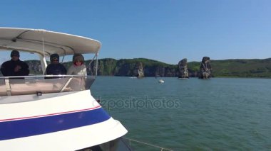 Deniz Safari yolculuk Kamçatka Yarımadası boyunca. Adanın üç kardeş. Rusya. 